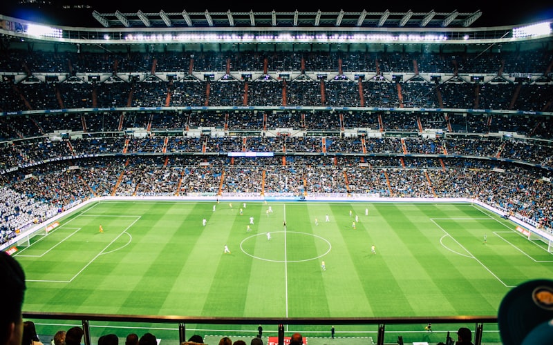 足球评论员在演播室使用触摸屏分析比赛战术路线图