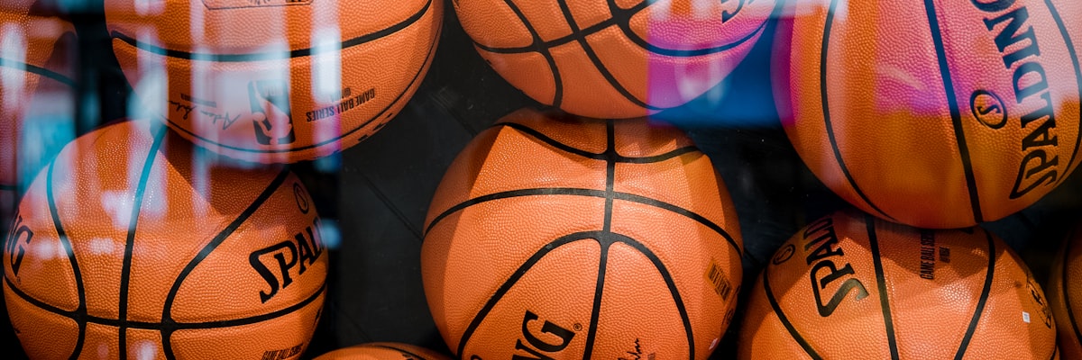 足球战术板上绘制着详细的球员跑位与传球路线示意图